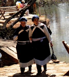 Deux femmes Naxies en habit traditionnel