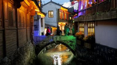 Une rue à Lijiang la nuit